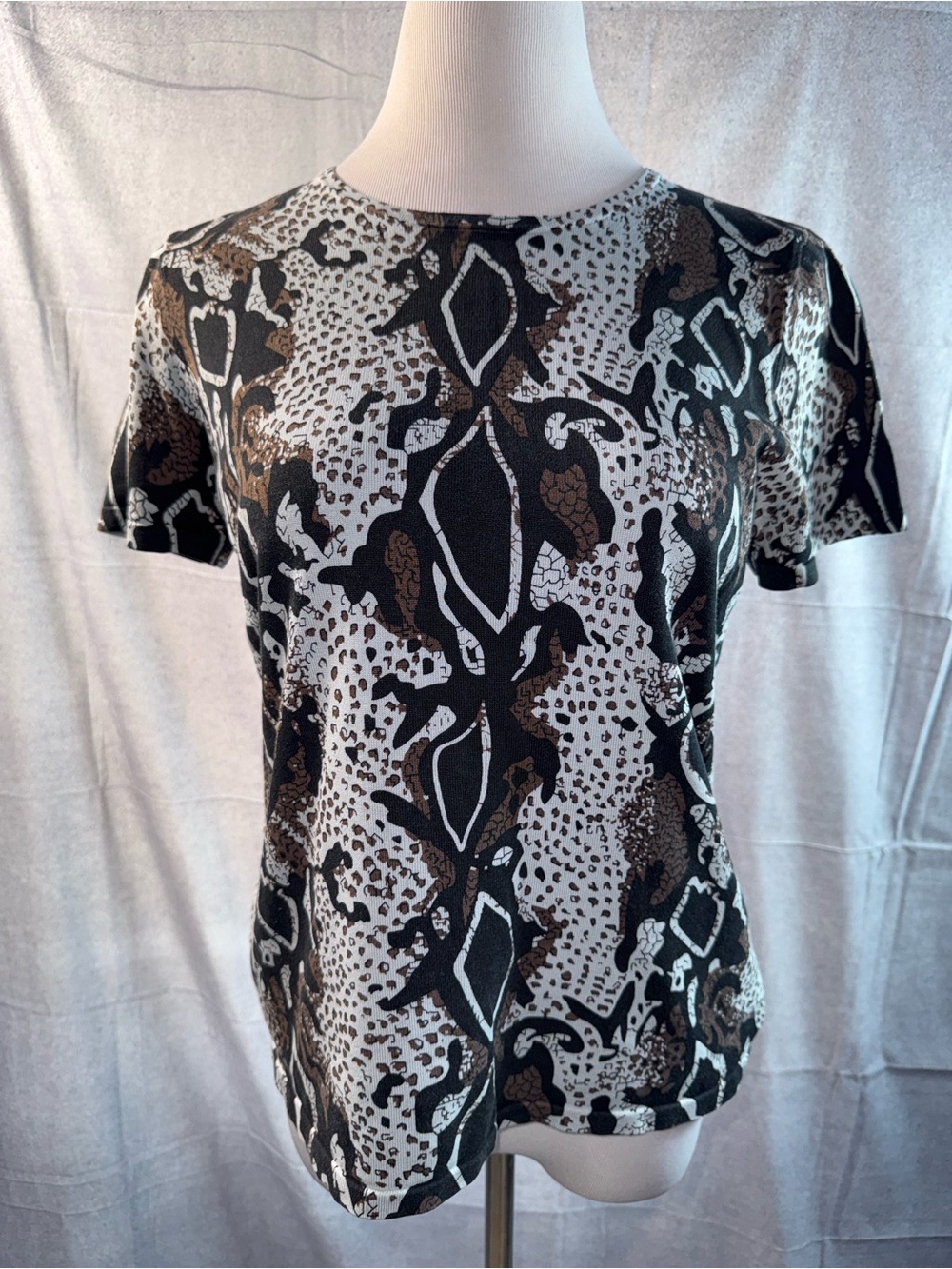 1730-Kasper Black Brown and White Short Sleeve Patterned Top
